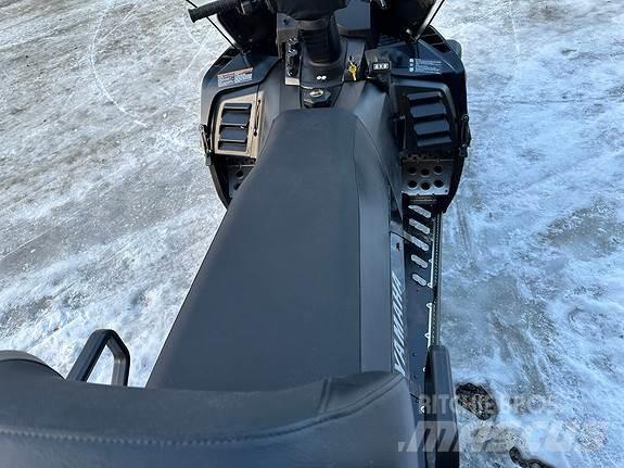 Yamaha Viking 5 Snowmobiles