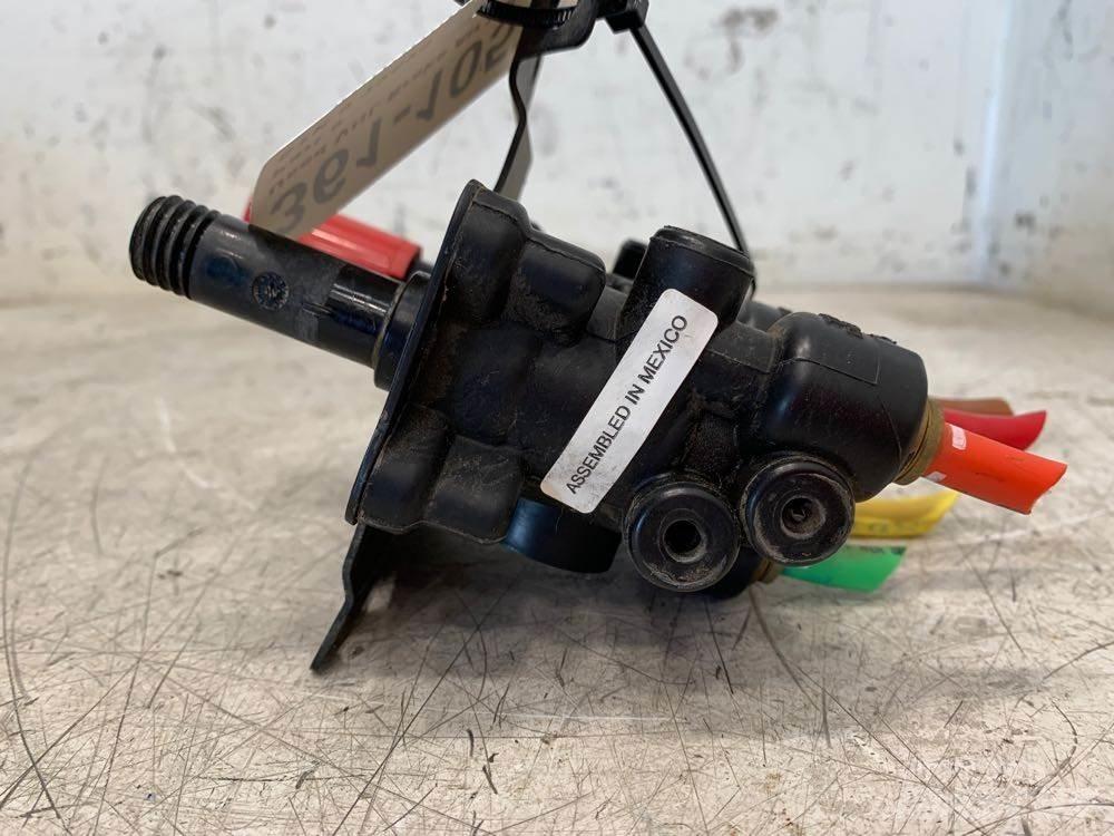 Volvo VNL Other components