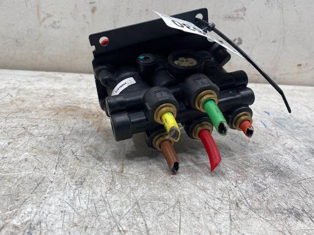 Volvo VNL Other components