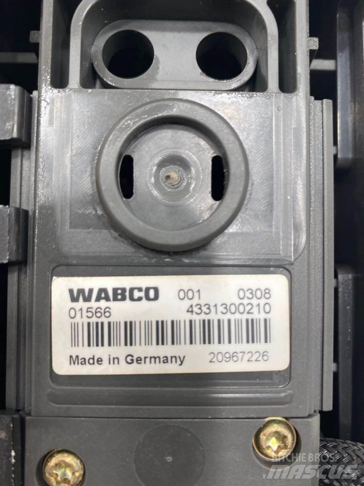 Volvo VNL Electronics