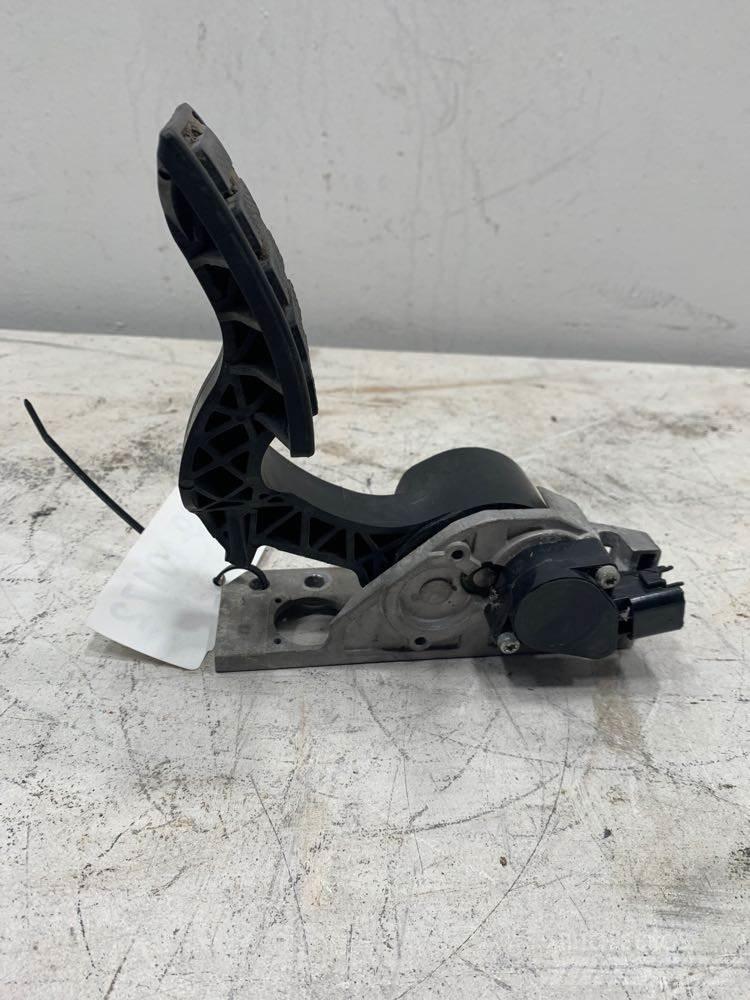 Volvo VNL Other components