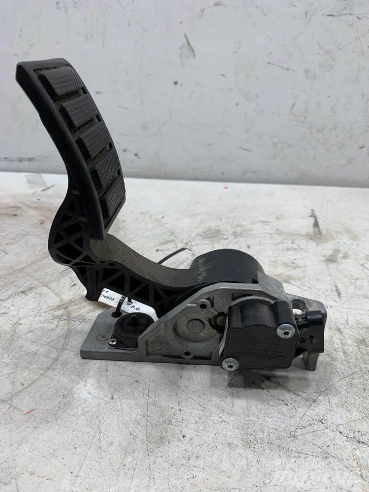 Volvo VNL Other components