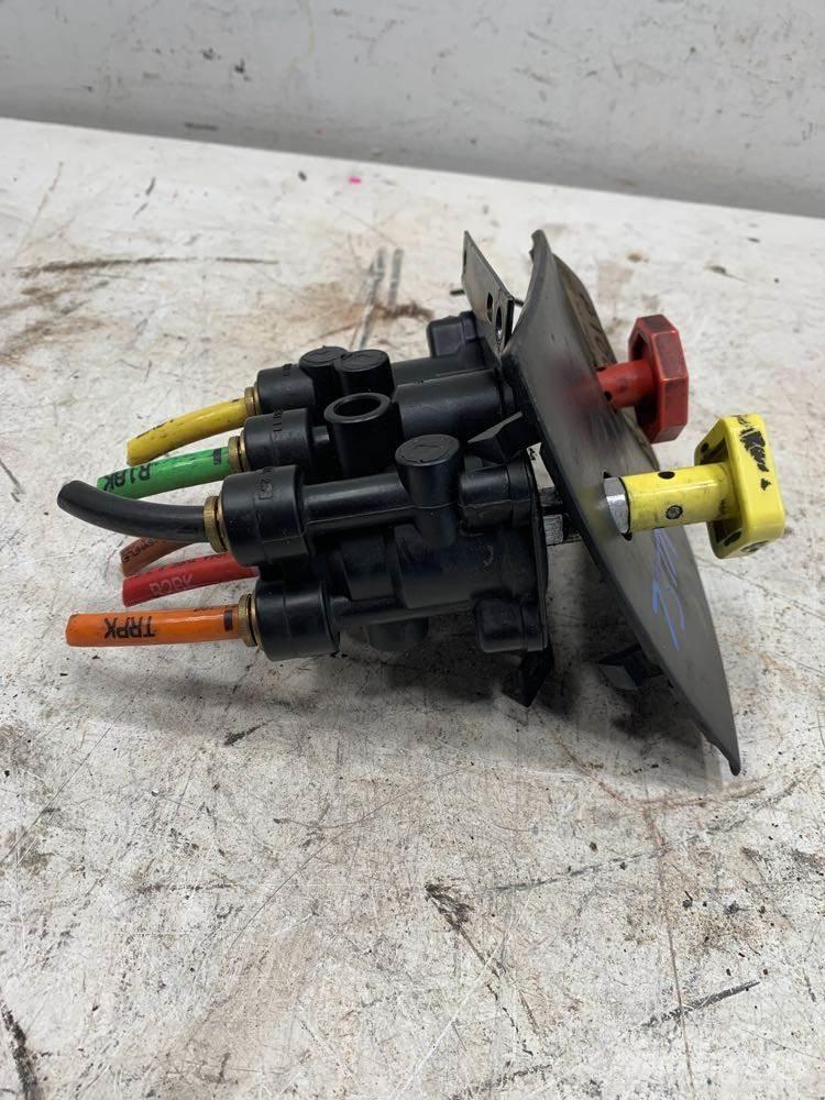 Volvo VNL Other components