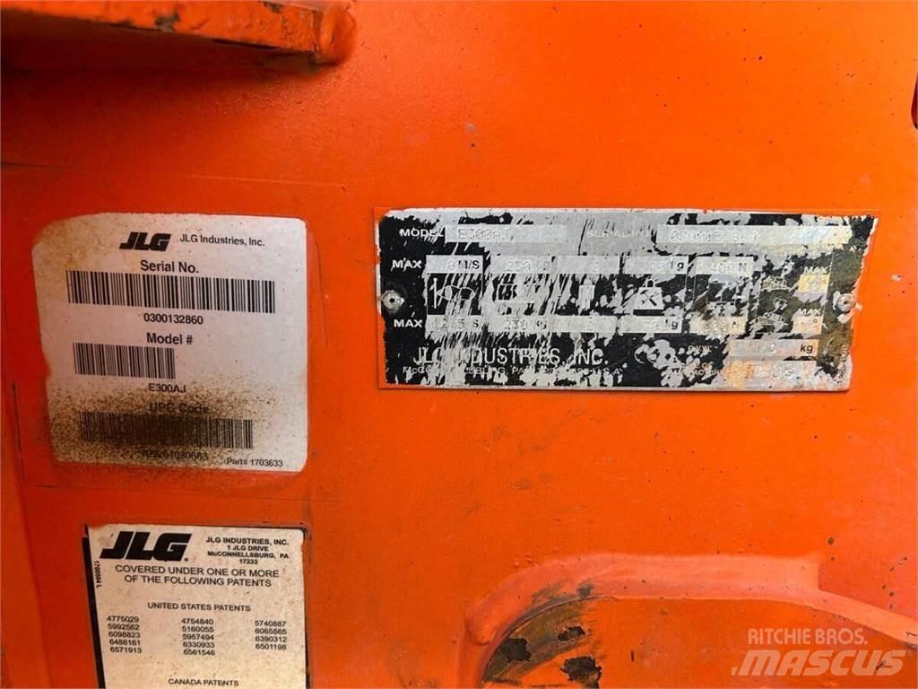 JLG E300AJ Articulated boom lifts