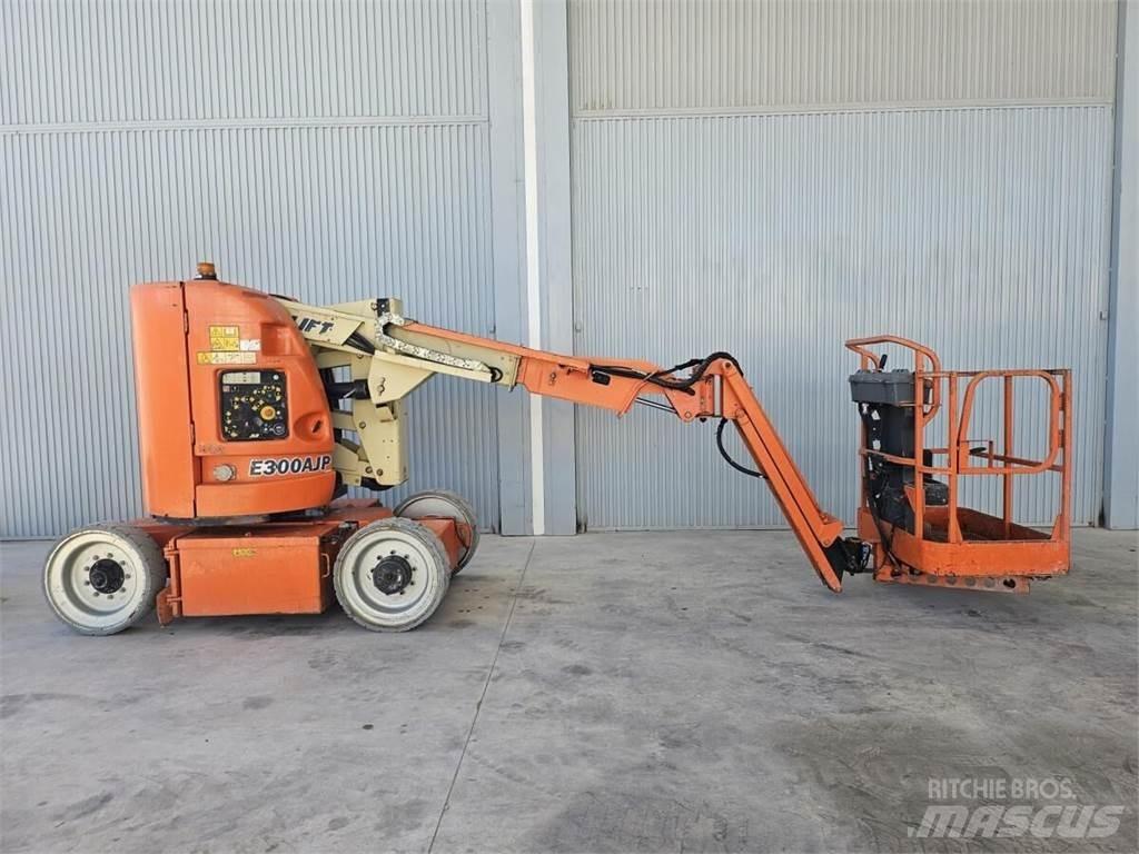 JLG E300AJP Articulated boom lifts