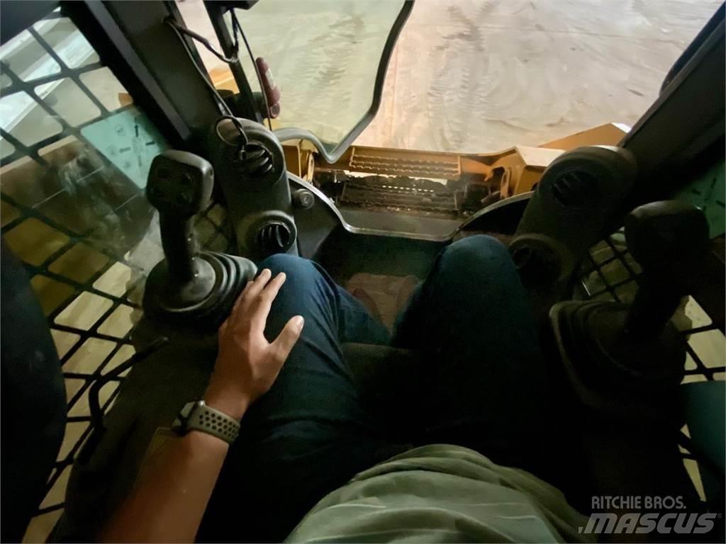 CAT 272D2 Skid steer loaders