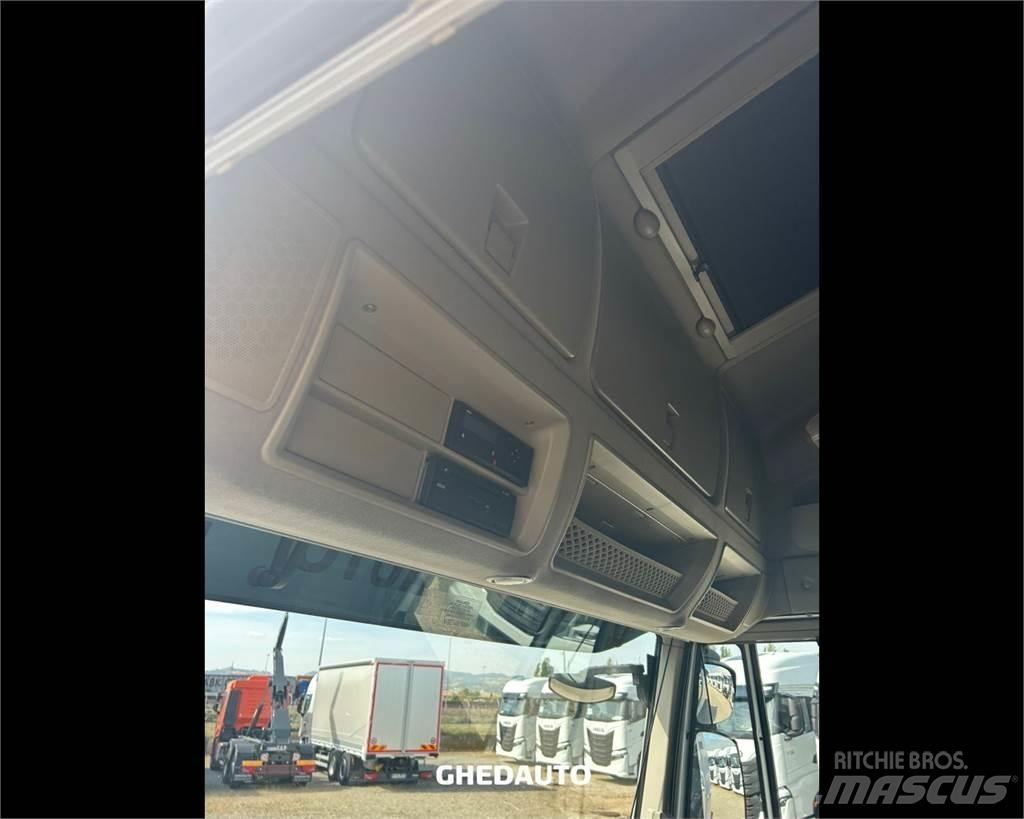 Iveco AS440S48T/P Box trucks