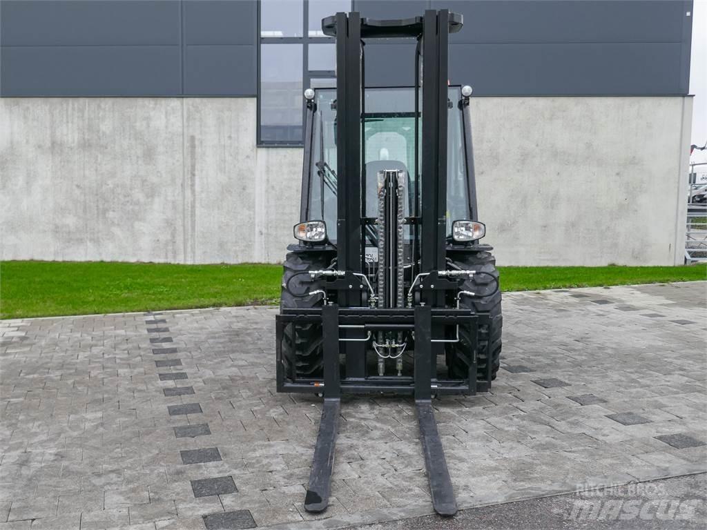 Manitou MC 30-4 Rough terrain truck