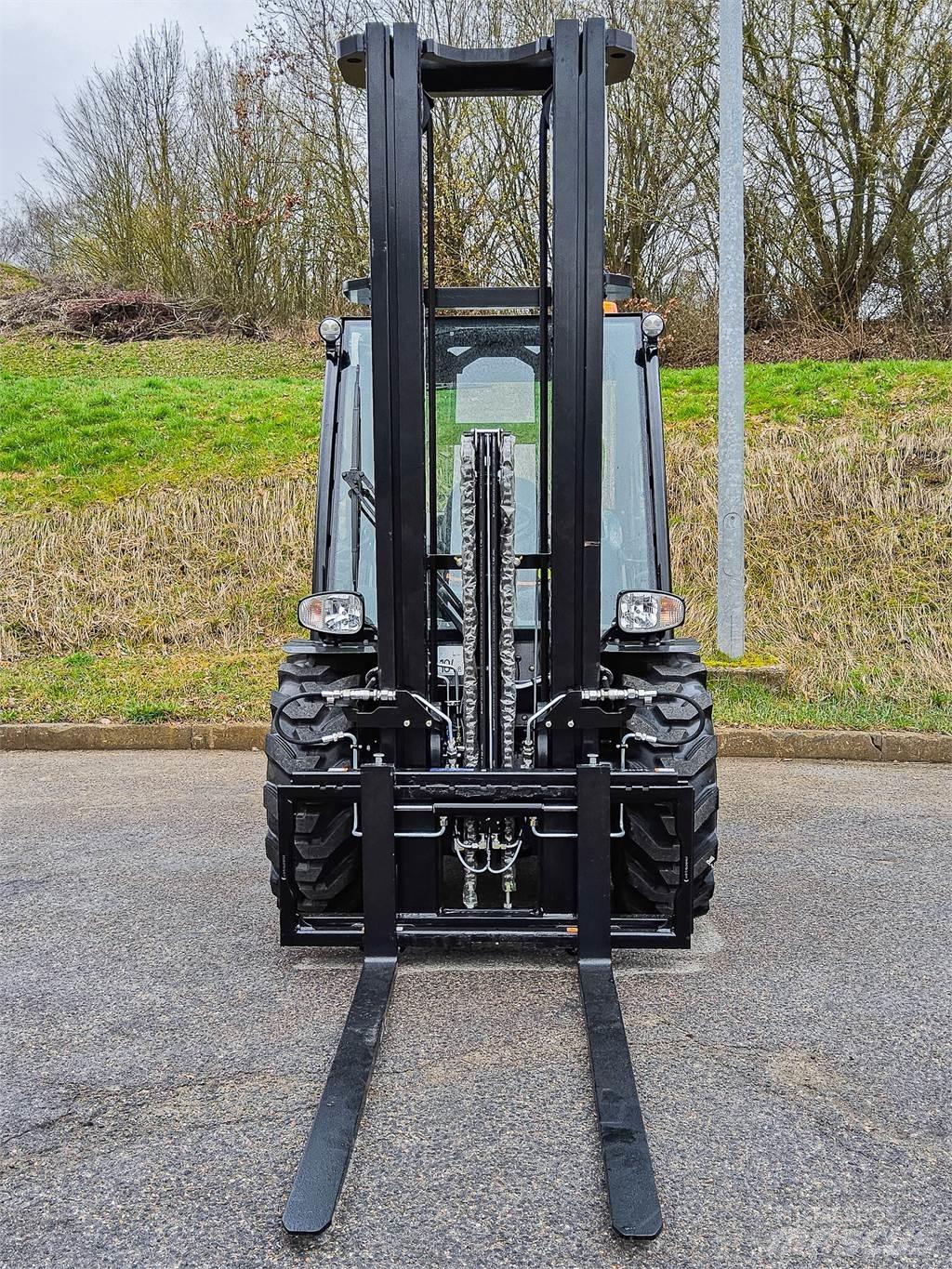 Manitou MC 30-4 Rough terrain truck