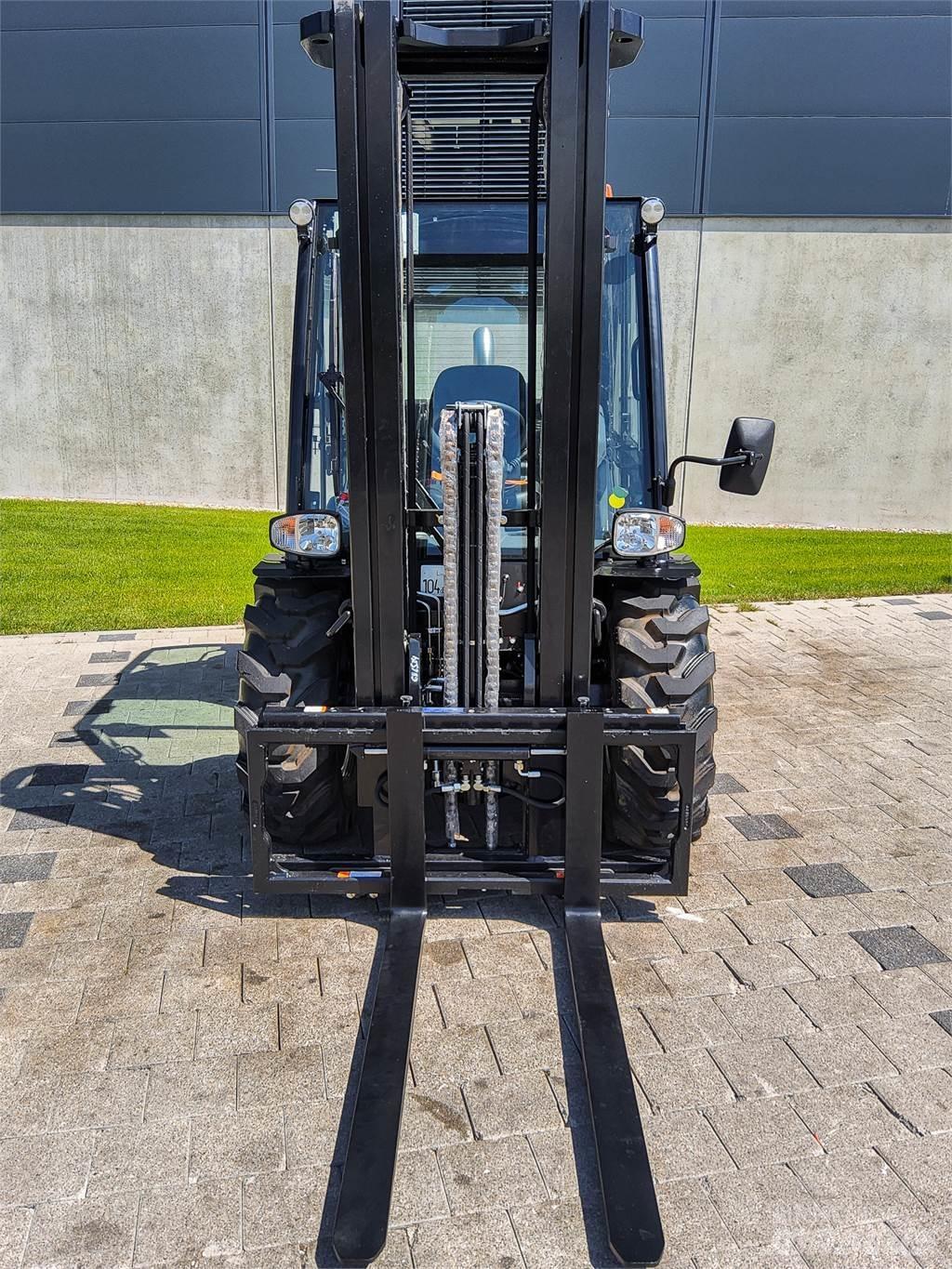 Manitou MC 30-4 Rough terrain truck