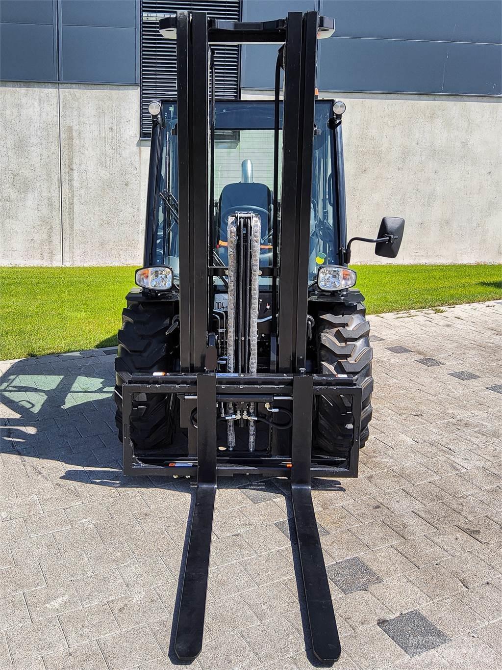 Manitou MC 30-4 Rough terrain truck