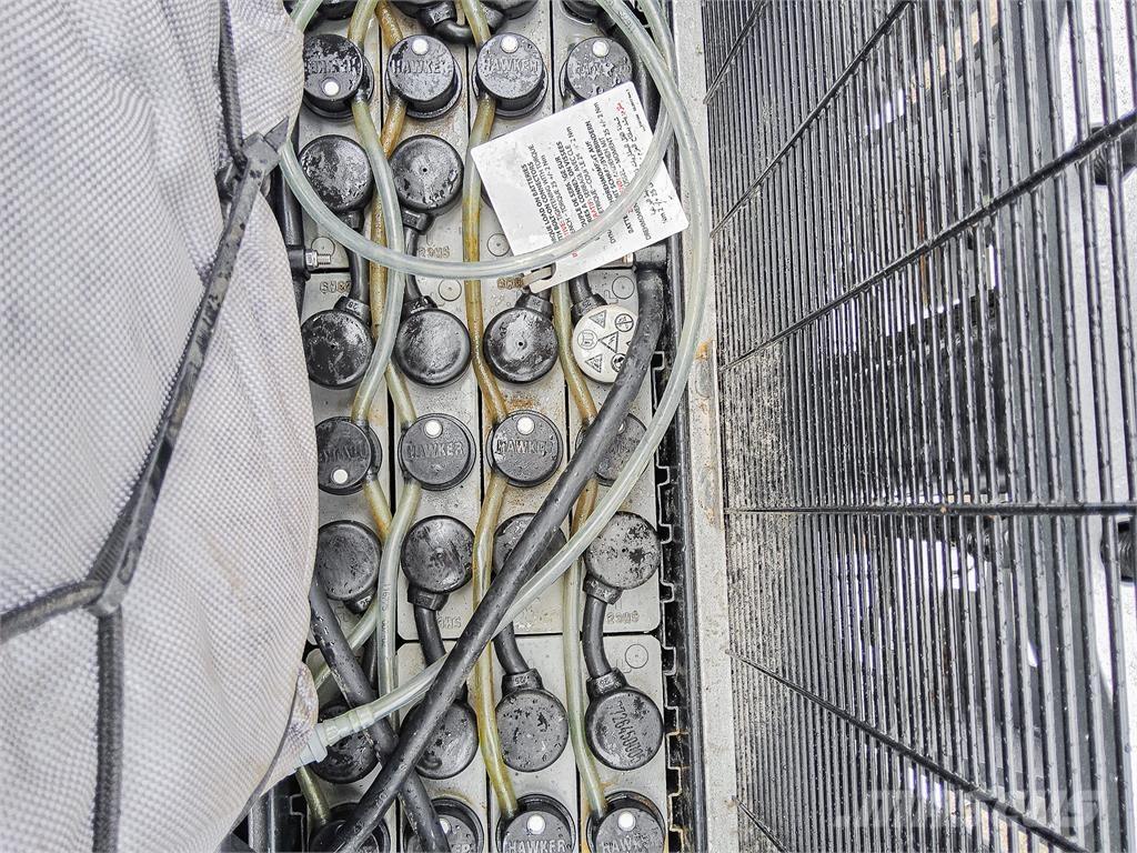 Still EXV SF16i Pedestrian stacker