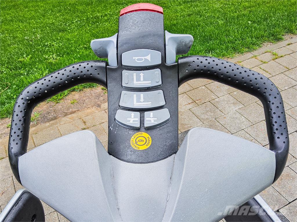 Still EXV SF16i Pedestrian stacker