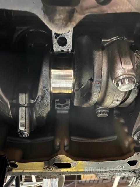 Detroit DD15 Engines