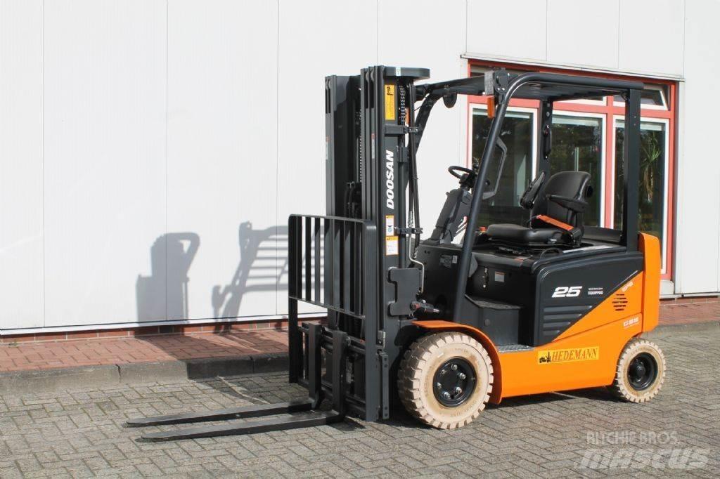 Doosan B25NS Electric forklift trucks
