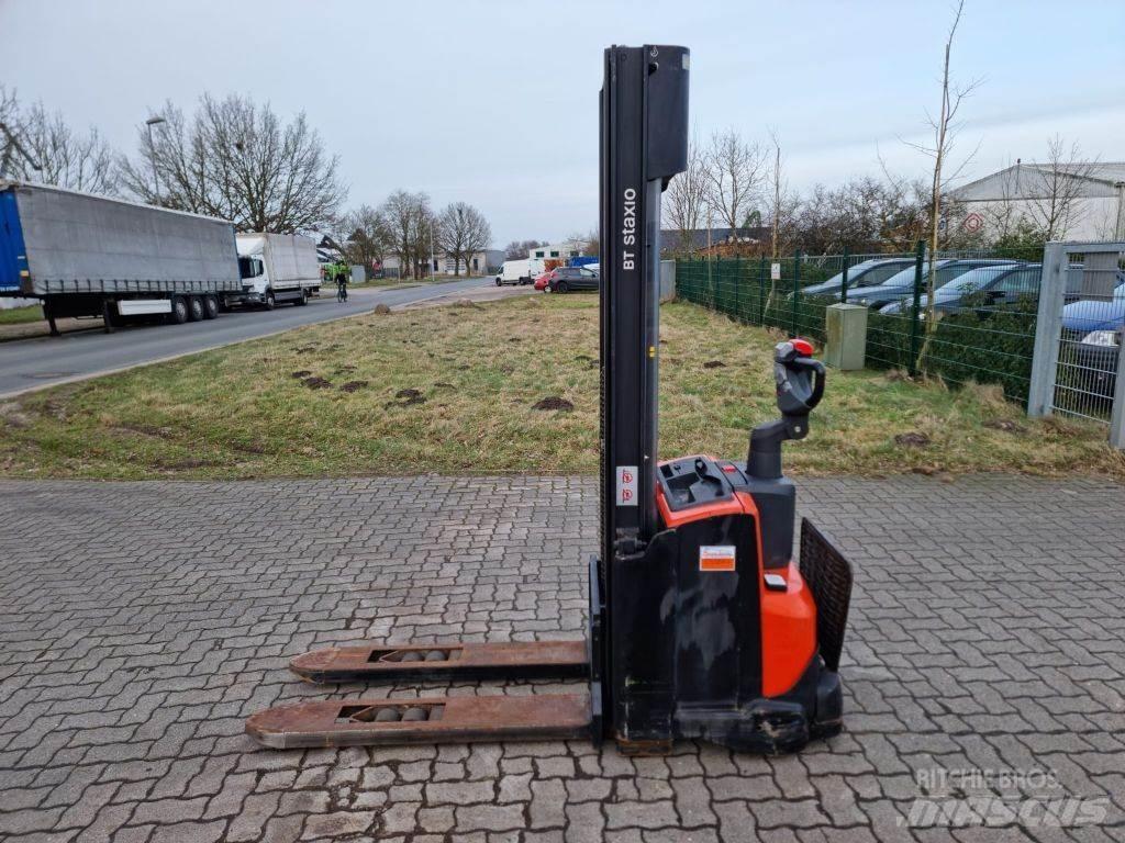 BT SWE120 Pedestrian stacker