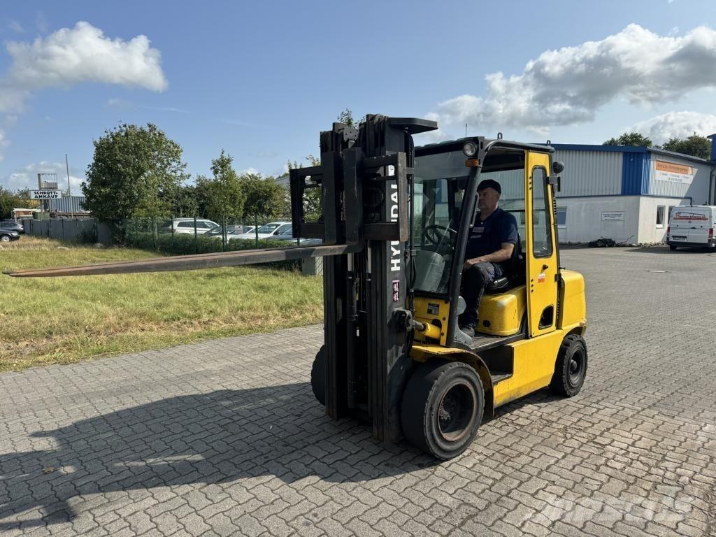 Hyundai 33D-7E Diesel trucks