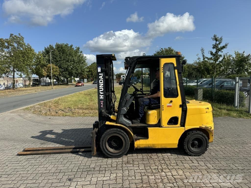 Hyundai 33D-7E Diesel trucks
