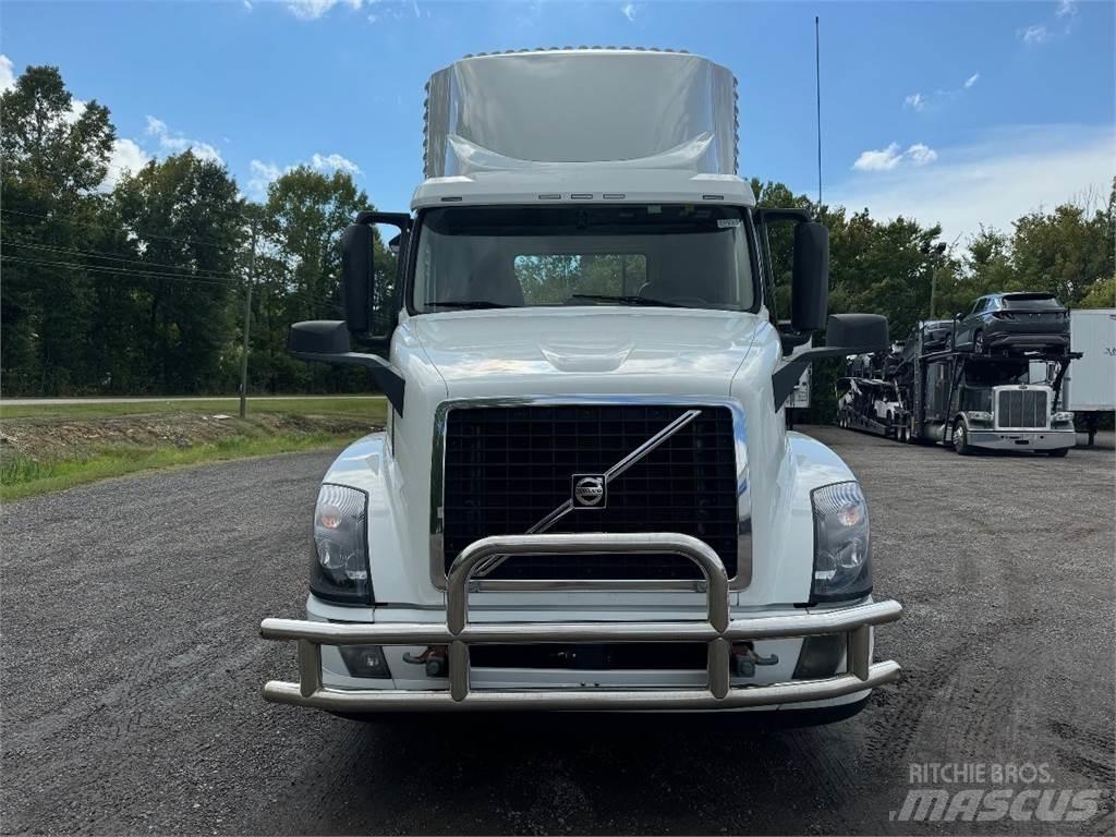 Volvo VNL42T300 Prime Movers