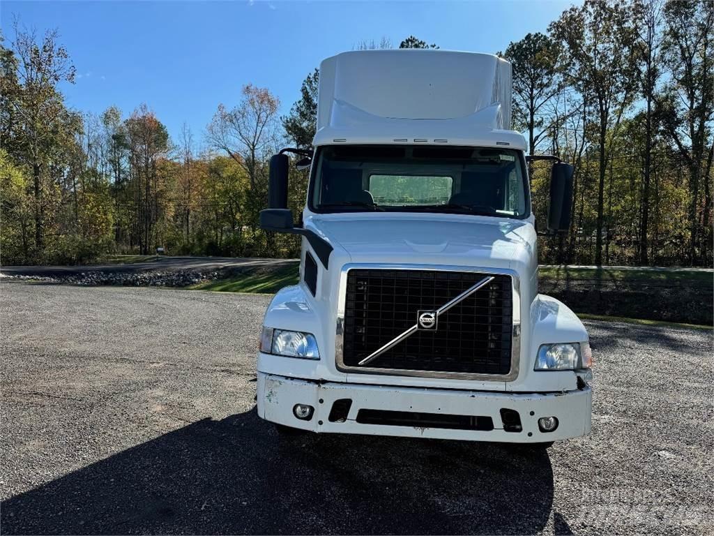 Volvo VNM64T200 Prime Movers