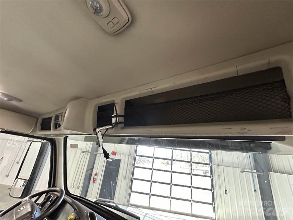 Volvo VNM64T200 Prime Movers