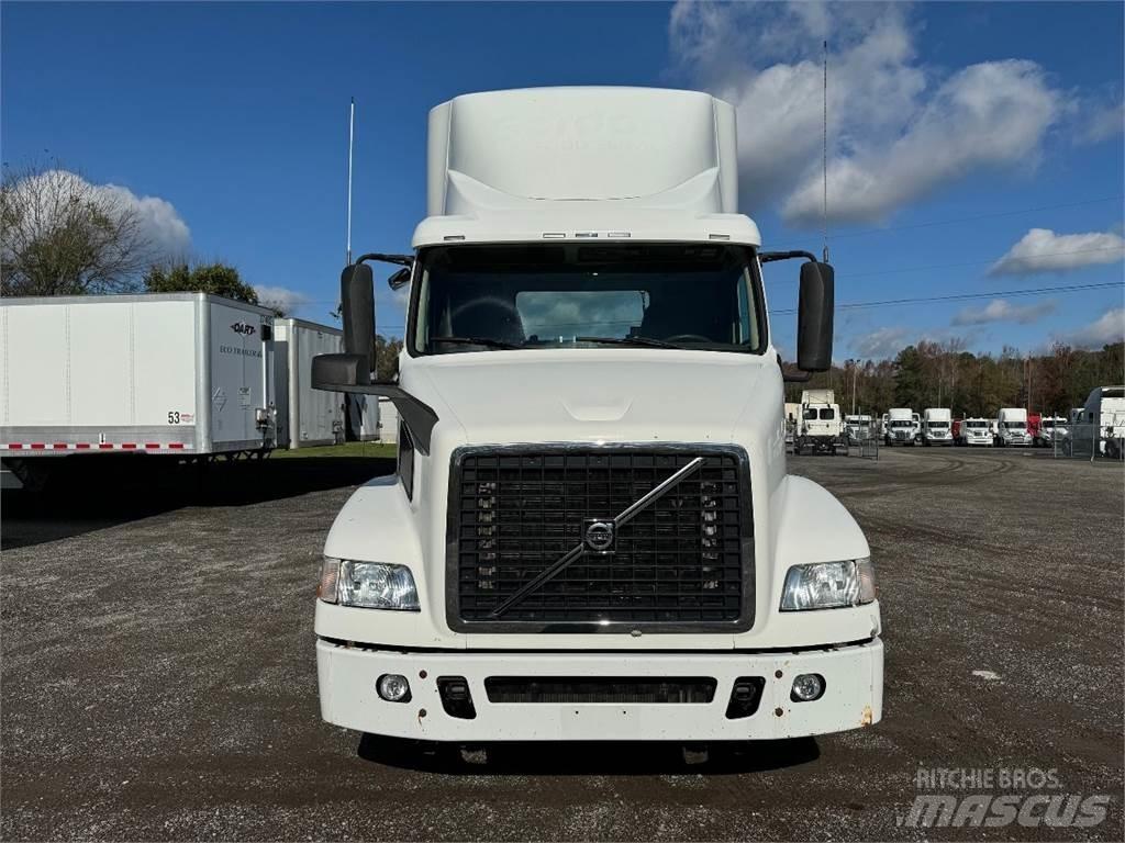 Volvo VNM64T200 Prime Movers