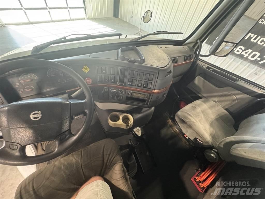 Volvo VNM64T200 Prime Movers