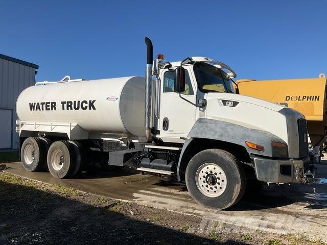 CAT CT660S Water bowser