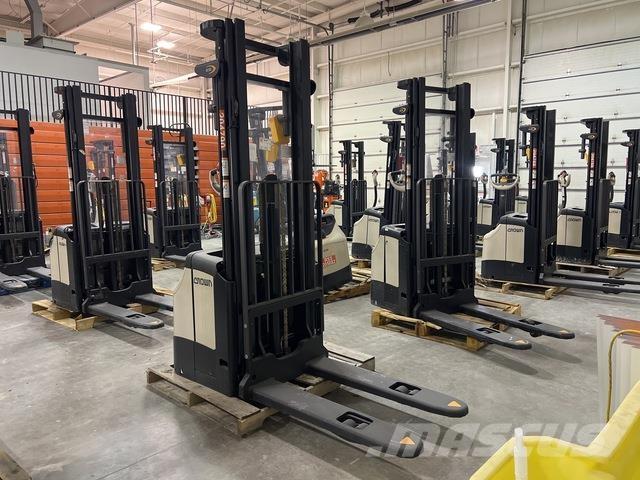 Crown ES 4000 Self propelled stackers