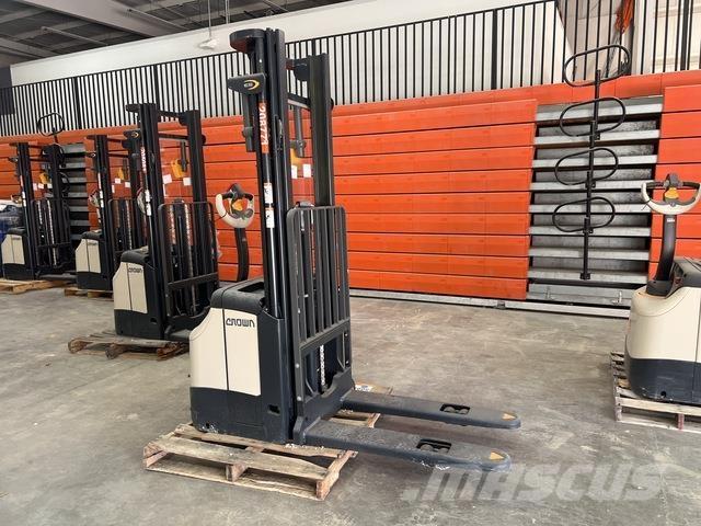 Crown ES 4000 Self propelled stackers