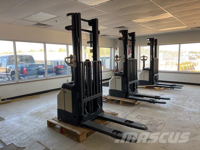 Crown ES 4000 Self propelled stackers