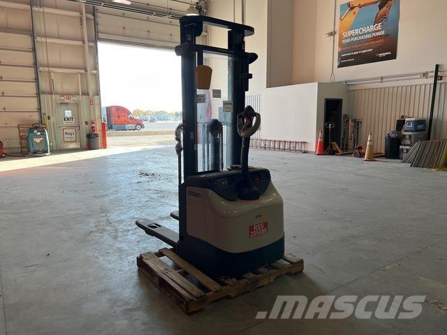 Crown ES 4000 Self propelled stackers