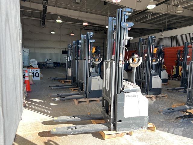 Crown ES 4000 Self propelled stackers