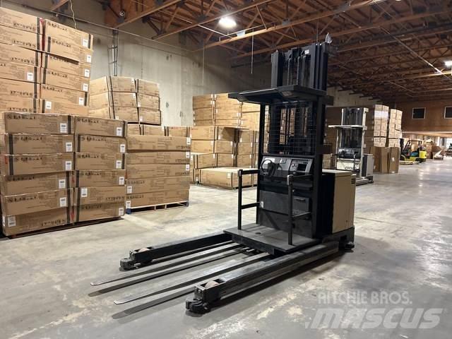 Crown SP Medium lift order picker