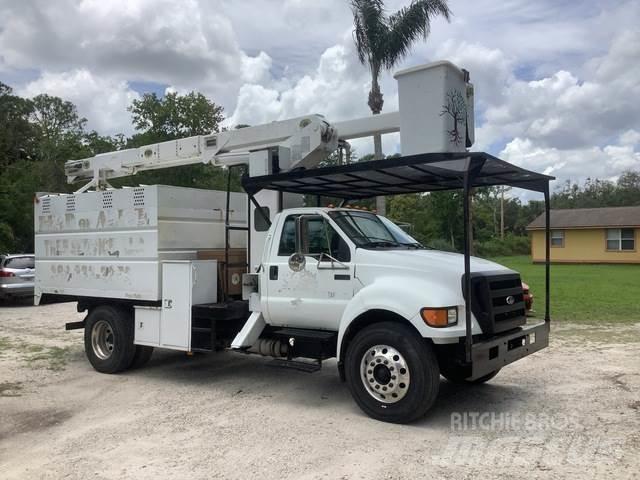Ford F-750 Truck mounted platforms