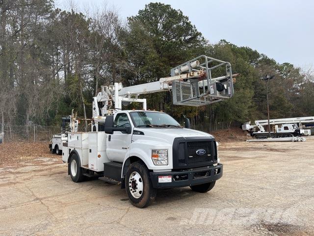 Ford F-750 4X2 Truck mounted platforms