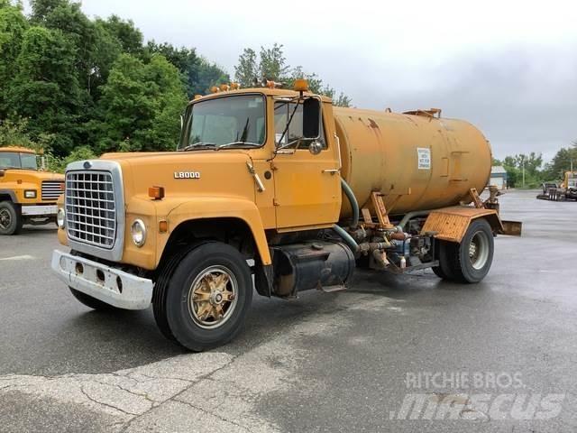 Ford L8000 Water bowser