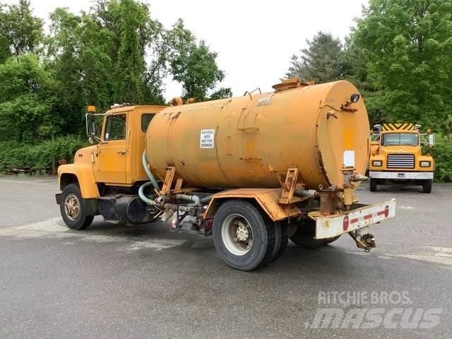 Ford L8000 Water bowser
