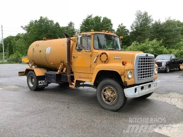 Ford L8000 Water bowser