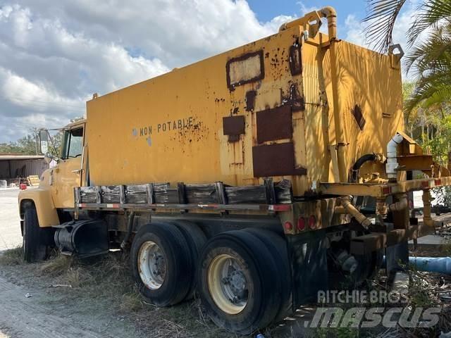 Ford LT8000 Water bowser