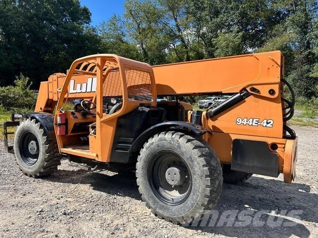 Lull 944E-42 Telescopic boom lifts