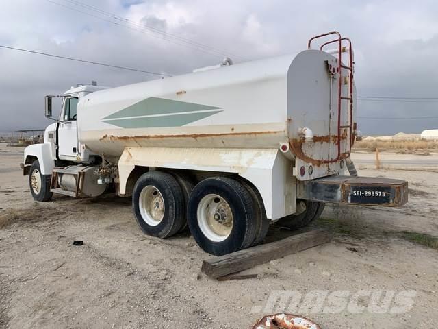 Mack CH613 Water bowser