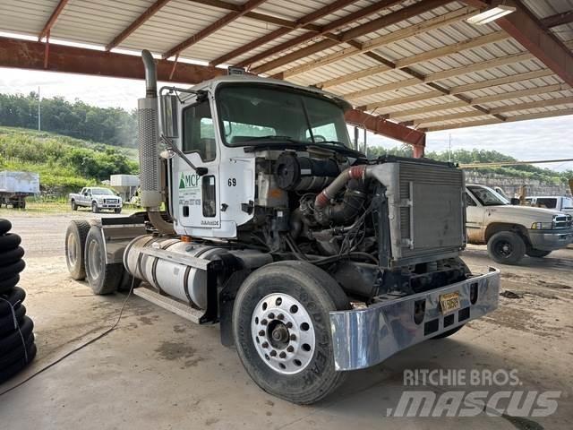 Mack CH613 Prime Movers