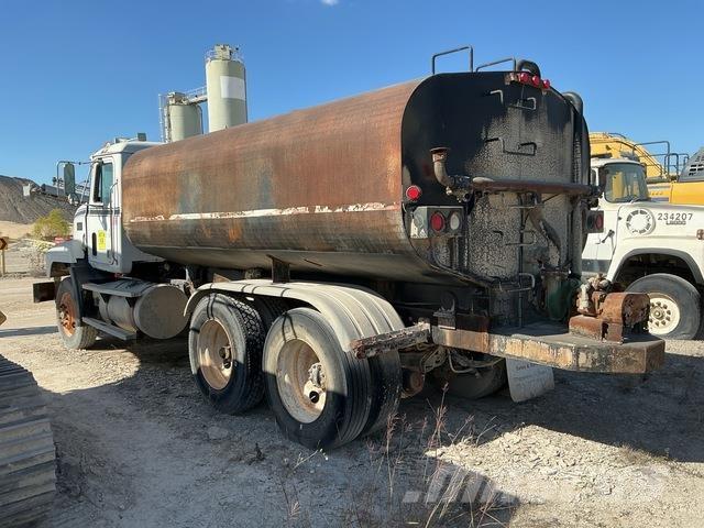 Mack CH613 Water bowser