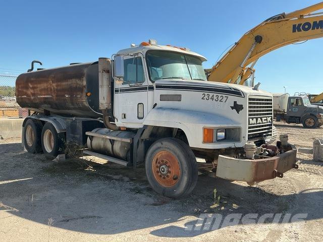 Mack CH613 Water bowser