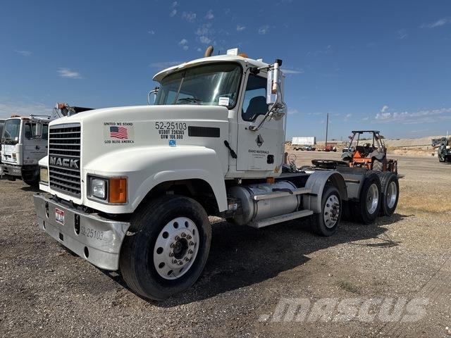 Mack CHN613 Prime Movers