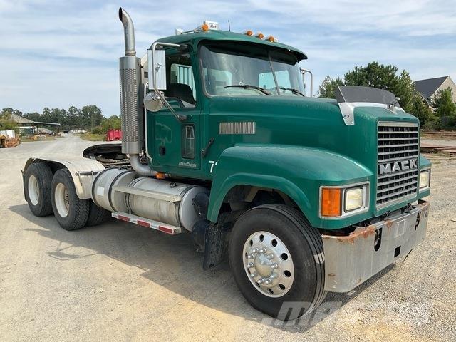 Mack CHN613 Prime Movers