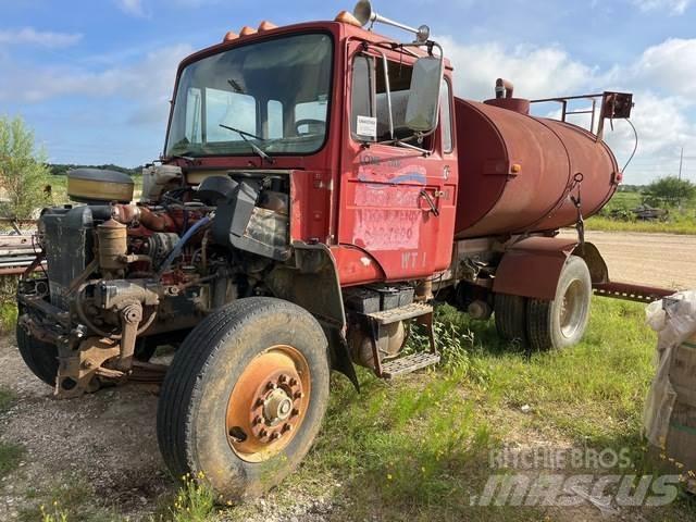 Mack CM422 Water bowser