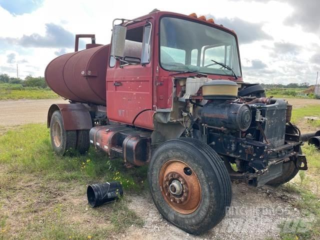 Mack CM422 Water bowser