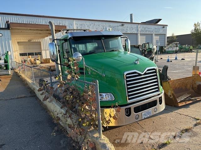 Mack CXU613 Prime Movers